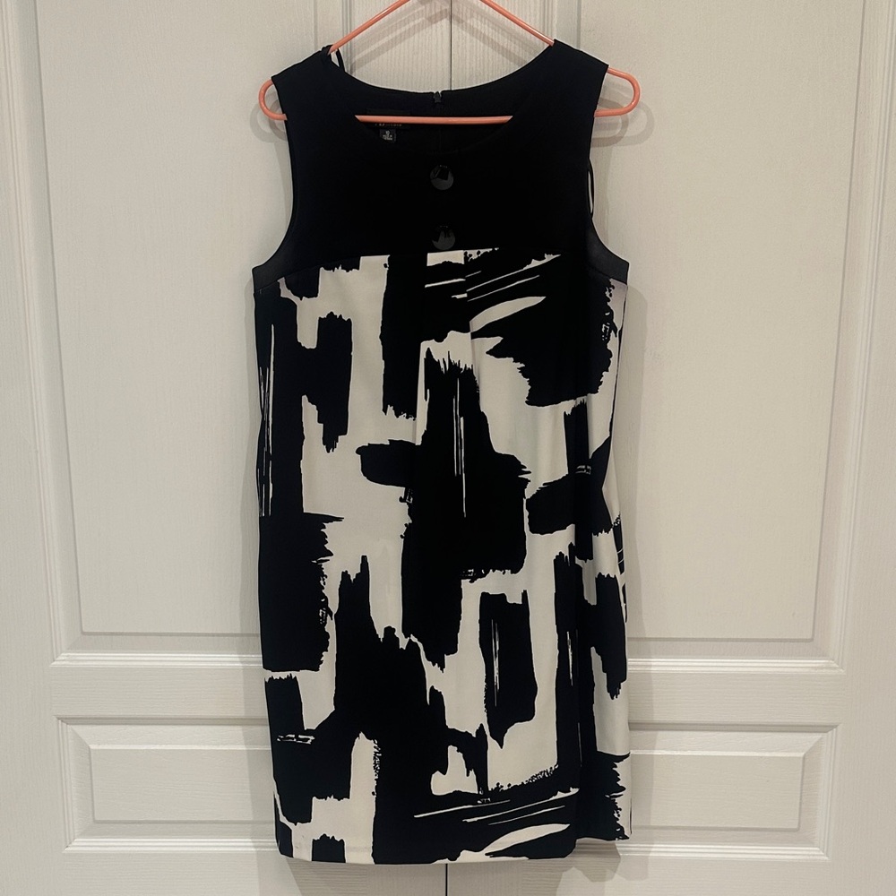 AB Studio Black and White Abstract Sleeveless Shift Dress